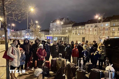 Đón đồng bào tại nhà ga ở thủ đô Budapest, Hungary. (Ảnh: Thanh Thủy/TTXVN phát)