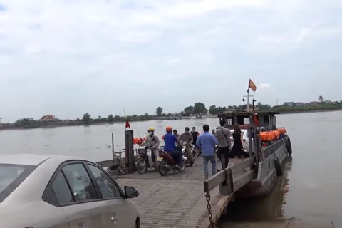 Nam Định: Xe tải trôi xuống sông khi chờ phà, phụ xe mất tích