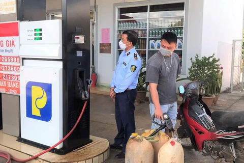 Lực lượng chức năng kiểm tra và phát hiện vi phạm tại Cửa hàng xăng dầu Trang Phước Lộc. (Nguồn: baolamdong.vn)