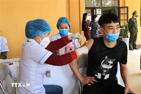 Tiêm vaccine phòng COVID-19 cho học sinh tại Trung tâm Giáo dục nghề nghiệp – Giáo dục thường xuyên huyện Yên Phong. (Ảnh: Đinh Văn Nhiều/TTXVN)