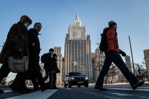 Người dân Nga đi bộ trước tòa nhà Văn phòng Bộ Ngoại giao ở Moscow, Nga. (Ảnh: EPA)