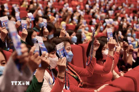Các đại biểu biểu quyết thông qua danh sách bầu Ban Chấp hành TW Hội Liên hiệp Phụ nữ Việt Nam khóa XIII. (Ảnh: Lâm Khánh/TTXVN)