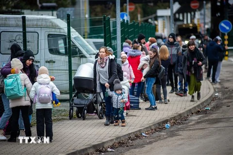 Người tị nạn Ukraine sang tới Ubla, miền Đông Slovakia ngày 25/2/2020. (Ảnh: AFP/TTXVN)