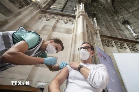 Nhân viên y tế tiêm vaccine ngừa COVID-19 cho người dân tại Vienna, Áo. (Ảnh: AFP/TTXVN)