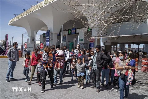 Người di cư Trung Mỹ di chuyển tại Ciudad Juarez, Mexico ngày 11/3/2021. (Ảnh: AFP/TTXVN)