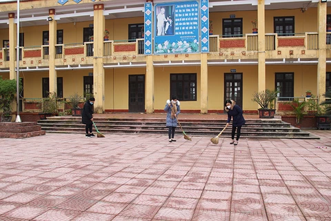 Giáo viên trường THCS xã Dị Chế, huyện Tiên Lữ, tỉnh Hưng Yên dọn vệ sinh chuẩn bị đón học sinh đến trường. (Nguồn: nhandan.vn)