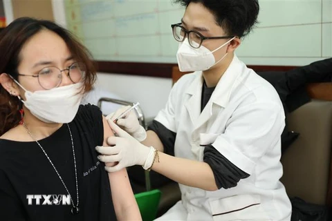 Nhân viên y tế tiêm vaccine phòng COVID-19 cho người dân phường Lê Đại Hành (quận Hai Bà Trưng). (Ảnh: Minh Quyết/TTXVN)