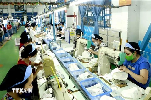 Công nhân làm việc tại Công ty Cổ phần giày Vĩnh Yên, Vĩnh Phúc. (Ảnh: Hoàng Hùng/TTXVN)