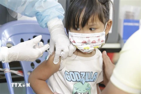 Nhân viên y tế tiêm vaccine phòng COVID-19 cho trẻ em tại Phnom Penh, Campuchia, ngày 23/2/2022. (Ảnh: THX/TTXVN)
