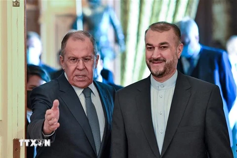 Ngoại trưởng Nga Sergei Lavrov (trái) và người đồng cấp Iran Hossein Amir Abdollahian trong cuộc gặp ở Moskva ngày 6/10/2021. (Ảnh: AFP/TTXVN)