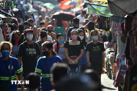 Người dân di chuyển trên đường phố tại Manila, Philippines, ngày 4/2/2022. (Ảnh: AFP/TTXVN)