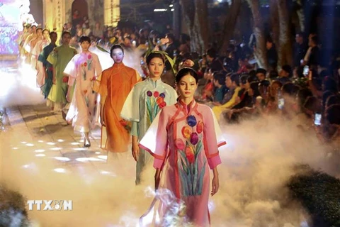 Các mẫu áo dài trong một buổi trình diễn tại Thành phố Hồ Chí Minh. (Ảnh: Tuấn Đức/TTXVN)