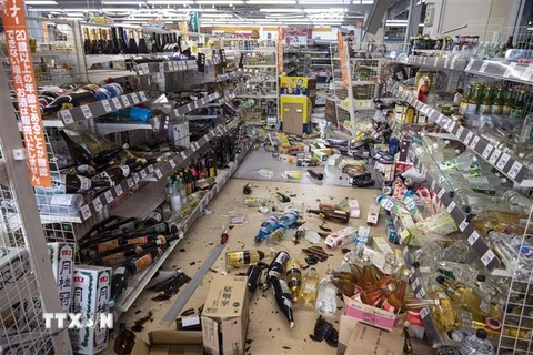 Đổ vỡ hàng hóa tại một siêu thị ở Shiroishi, tỉnh Miyagi, miền Đông Bắc Nhật Bản sau động đất có độ lớn 7,4 ngày 17/3/2022. (Ảnh: AFP/TTXVN)