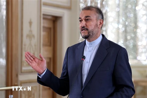 Ngoại trưởng Iran Hossein Amir-Abdollahian phát biểu tại cuộc họp báo ở Tehran. (Ảnh: AFP/TTXVN)