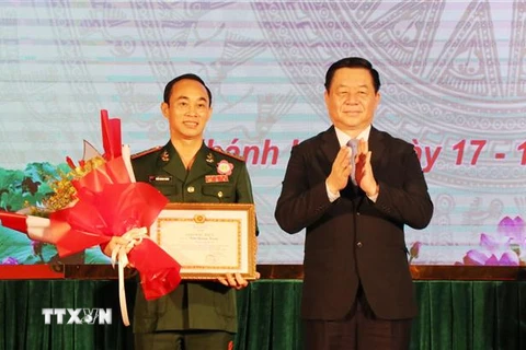 Bí thư Trung ương Đảng, Trưởng Ban Tuyên giáo Trung ương Nguyễn Trọng Nghĩa (phải) trao Giải Đặc biệt cho thí sinh Trần Quang Trung. (Ảnh: Tiên Minh/TTXVN)