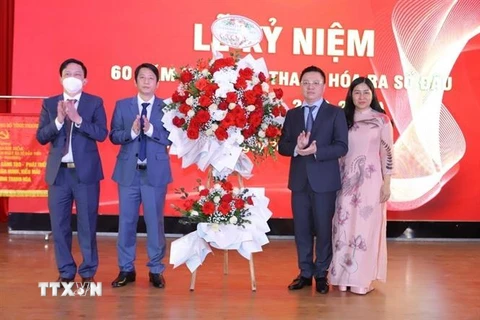 Ông Lê Quốc Minh, Tổng Biên tập Báo Nhân dân, Chủ tịch Hội nhà báo Việt Nam tặng hoa chúc mừng báo Thanh Hóa. (Ảnh: Trịnh Duy Hưng/TTXVN)