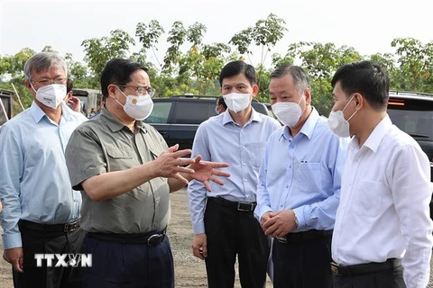 Thủ tướng Phạm Minh Chính khảo sát tuyến giao thông đường bộ tại tỉnh Bình Phước. (Ảnh: Dương Giang/TTXVN)