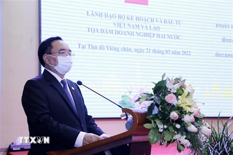Bộ trưởng Bộ Kế hoạch và Đầu tư Lào, Chủ tịch Ủy ban hợp tác Lào-Việt Nam Khamjane Vongphosy phát biểu tại Tọa đàm doanh nghiệp Việt Nam-Lào. (Ảnh: Đỗ Bá Thành/TTXVN)