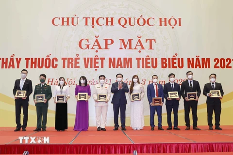 Chủ tịch Quốc hội Vương Đình Huệ tặng quà lưu niệm cho thầy thuốc trẻ Việt Nam tiêu biểu năm 2021. (Ảnh: Doãn Tấn/TTXVN)