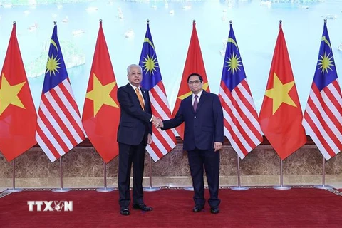 Thủ tướng Phạm Minh Chính và Thủ tướng Malaysia Dato’ Sri Ismail Sabri bin Yaakob chụp ảnh chung. (Ảnh: Dương Giang/TTXVN)