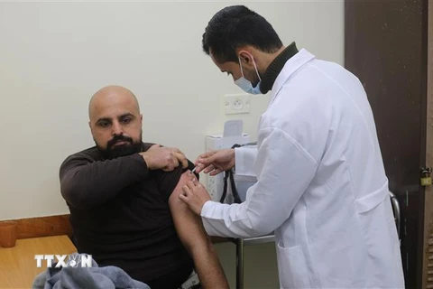 Nhân viên y tế tiêm vaccine phòng COVID-19 cho người dân tại Rafah, Dải Gaza, ngày 20/3/2022. (Ảnh: THX/TTXVN)