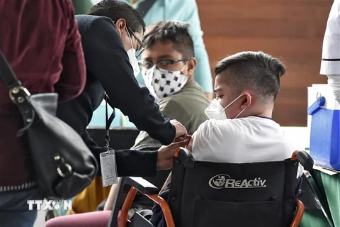 Tiêm vaccine ngừa COVID-19 cho trẻ vị thành niên tại Mexico City, Mexico ngày 25/10/2021. (Ảnh: AFP/TTXVN)
