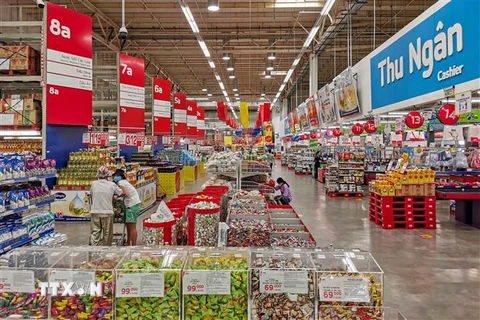 Người dân mua sắm tại siêu thị ở thành phố Cần Thơ. (Ảnh: Thanh Liêm/TTXVN)