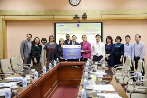 USAID và UNICEF trao tượng trưng trang thiết bị y tế và vật tư phục vụ tiêm vaccine trị giá 1 triệu USD cho Việt Nam. (Nguồn: unicef.org)