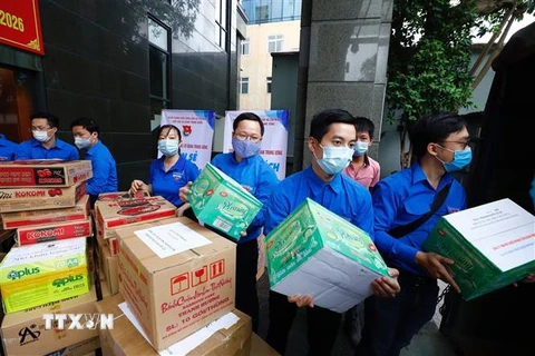 Các đoàn viên, thanh niên Khối các cơ quan Trung ương vận chuyển nhu yếu phẩm hỗ trợ tỉnh Bắc Giang trong đợt cao điểm dịch bệnh COVID-19 tháng 5/2021. (Ảnh: Minh Đức/TTXVN)