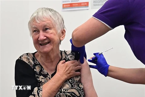 Nhân viên y tế tiêm vaccine ngừa COVID-19 cho người cao tuổi tại Sydney, Australia. (Ảnh: AFP/TTXVN)