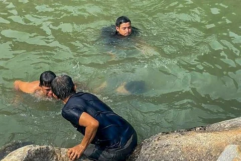 Người dân lặn tìm thi thể 2 thanh niên. (Nguồn: giadinh.net.vn)