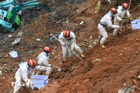 Lực lượng cứu hộ tìm kiếm thi thể các nạn nhân và khắc phục hậu quả vụ tai nạn máy bay Boeing 737-800 của Hãng China Eastern Airlines tại thành phố Ngô Châu, tỉnh Quảng Tây, Trung Quốc ngày 25/3/2022. (Ảnh: THX/TTXVN)