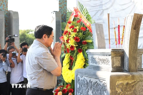 Thủ tướng dâng hương tưởng niệm các Anh hùng liệt sỹ tại Quảng Nam