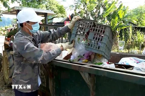 Thu gom rác thải nhựa tại khu dân cư. (Ảnh: TTXVN phát)