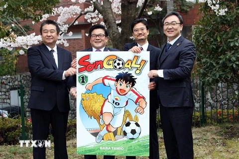 Ông Aoyagi Masayuki (thứ 3 trái sang) và ông Nguyễn Võ Huyền Dương, đại diện Liên đoàn Bóng đá Việt Nam (VFF) tại Nhật Bản, giới thiệu về "Sơn Goal". (Ảnh: Đào Thanh Tùng/TTXVN)