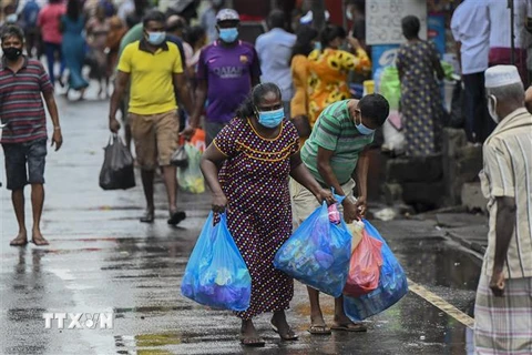 Người dân mua thực phẩm tại khu chợ ở Colombo, Sri Lanka, ngày 25/5/2021. (Ảnh: AFP/TTXVN)