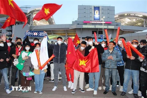 Các cổ động viên Việt Nam trước trận đấu. (Ảnh: PV/TTXVN)
