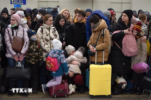 Người tị nạn Ukraine đợi tàu đến Balan tại thành phố Lviv, Ukraine, ngày 26/2/2022. (Ảnh: AFP/TTXVN)
