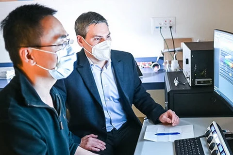 Tiến sỹ Francois Jean và Tiến sỹ Guang Gao chụp ảnh kính hiển vi độ phân giải cao của các tế bào người bị nhiễm SARS-CoV-2 tại cơ sở hình ảnh UBC LSI. (Nguồn: lsi.ubc.ca)