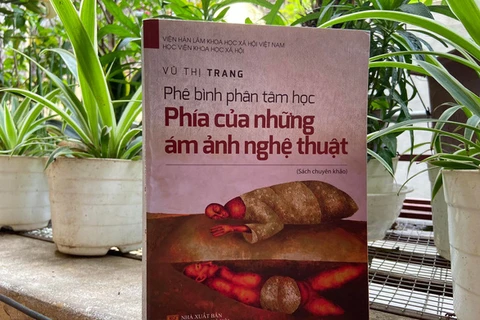 Tác phẩm "Phê bình phân tâm học-phía của những ám ảnh nghệ thuật" của tác giả Vũ Thị Trang. (Nguồn: tuoitre.vn)