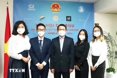 Ban lãnh đạo Hội sinh viên Việt Nam tại New Zealand và Đại sứ Việt Nam tại New Zealand. (Ảnh: TTXVN phát)