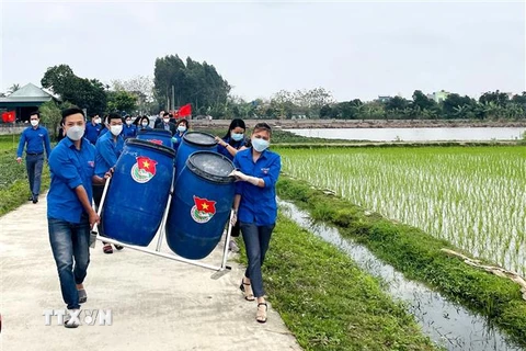 Tỉnh đoàn Thái Bình lắp đặt bể chứa bao bì thuốc bảo vệ thực vật tại xã Quỳnh Giao, huyện Quỳnh Phụ, Thái Bình. (Ảnh: Thế Duyệt/TTXVN)