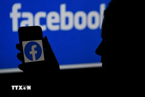 Biểu tượng Facebook trên màn hình điện thoại di động tại in Arlington, Virginia, Mỹ. (Ảnh: AFP/TTXVN)