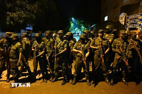 Cảnh sát được triển khai để giải tán người biểu tình ở thủ đô Colombo, Sri Lanka tối 31/3/2022. (Ảnh: AFP/TTXVN)