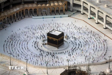 Các tín đồ Hồi giáo hành hương tại thánh địa Mecca, Saudi Arabia, ngày 2/8/2020. (Ảnh: AFP/TTXVN)