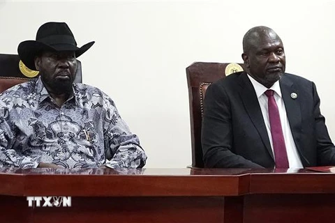 Tổng thống Nam Sudan Salva Kiir (trái) và lãnh đạo phe đối lập Riek Machar (phải) tại lễ ký thỏa thuận hòa bình ở Juba, ngày 3/4/2022. (Ảnh: AFP/TTXVN)