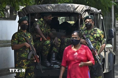 Binh sỹ Sri Lanka tuần tra trên đường phố thủ đô Colombo, sau khi nhiều người biểu tình quá khích tìm cách đột nhập tư dinh Tổng thống, ngày 2/4/2022. (Ảnh: AFP/TTXVN)