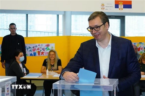 Tổng thống Aleksandar Vucic bỏ phiếu trong cuộc tổng tuyển cử tại điểm bầu cử ở Belgrade ngày 3/4/2022. (Ảnh: AFP/TTXVN)