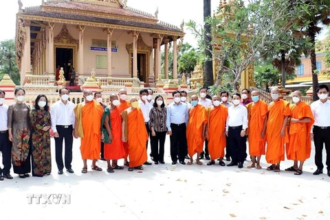 Phó Thủ tướng Phạm Bình Minh chụp hình lưu niệm với các đại biểu và sư sãi tỉnh Sóc Trăng tại chùa Khleang, thành phố Sóc Trăng. (Ảnh: Trung Hiếu/TTXVN)