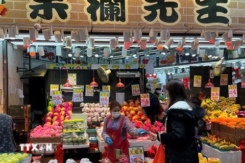Người dân mua trái cây trên đường phố Hong Kong. (Ảnh minh họa: Mạc Luyện/TTXVN)